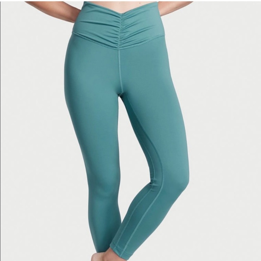 Victoria’s Secret On Point Live Cloud Rouched Yoga Pants, French Sage, Large.